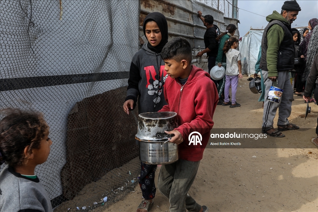 Gazze'de yerinden edilmiş Filistinlilere sıcak yemek dağıtıldı