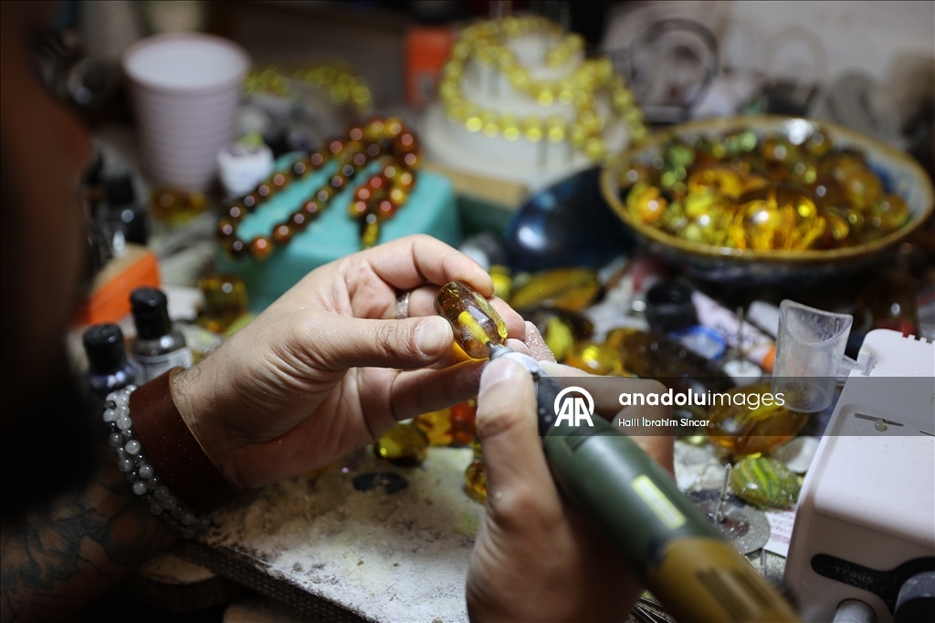 بإبرة وصبر.. فنان ينحت معالم تركيا داخل حبّات السبّحة