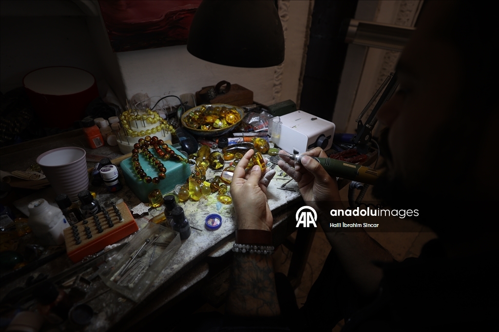 بإبرة وصبر.. فنان ينحت معالم تركيا داخل حبّات السبّحة