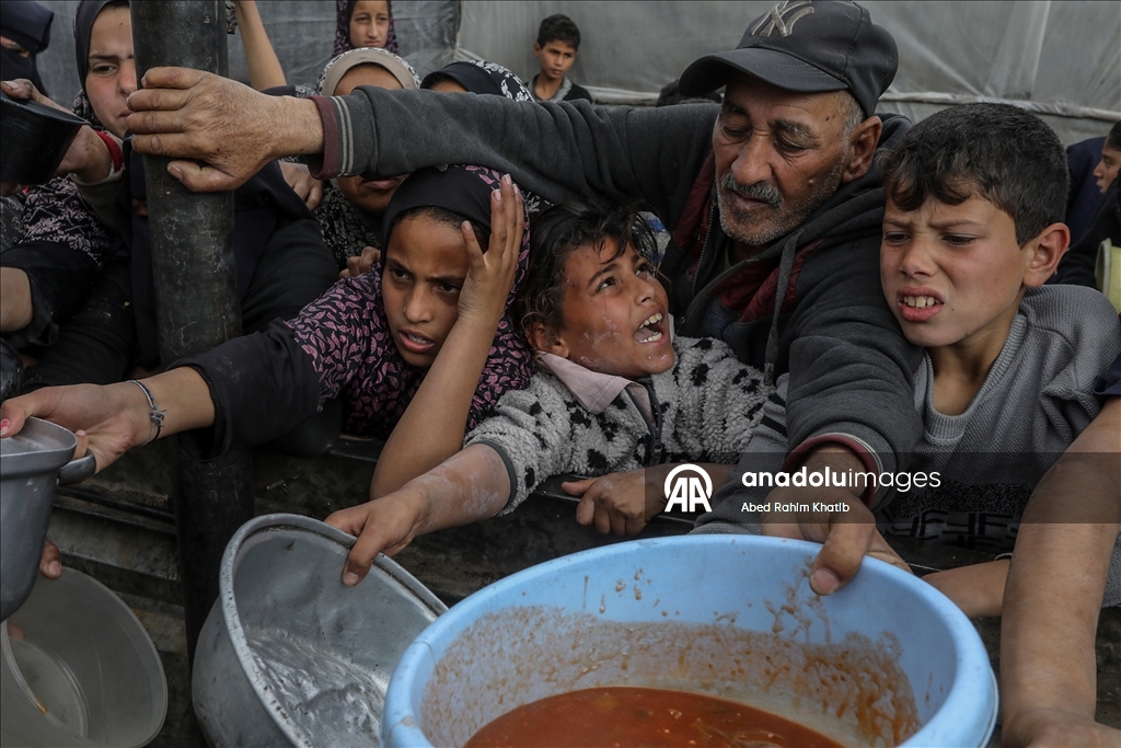 Gazze'de yerinden edilmiş Filistinlilere sıcak yemek dağıtıldı