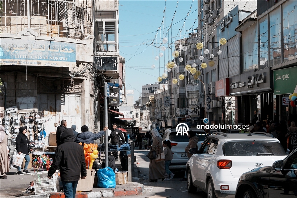 عيد الفطر بالضفة.. استعدادات خجولة وركود سببه إسرائيل 