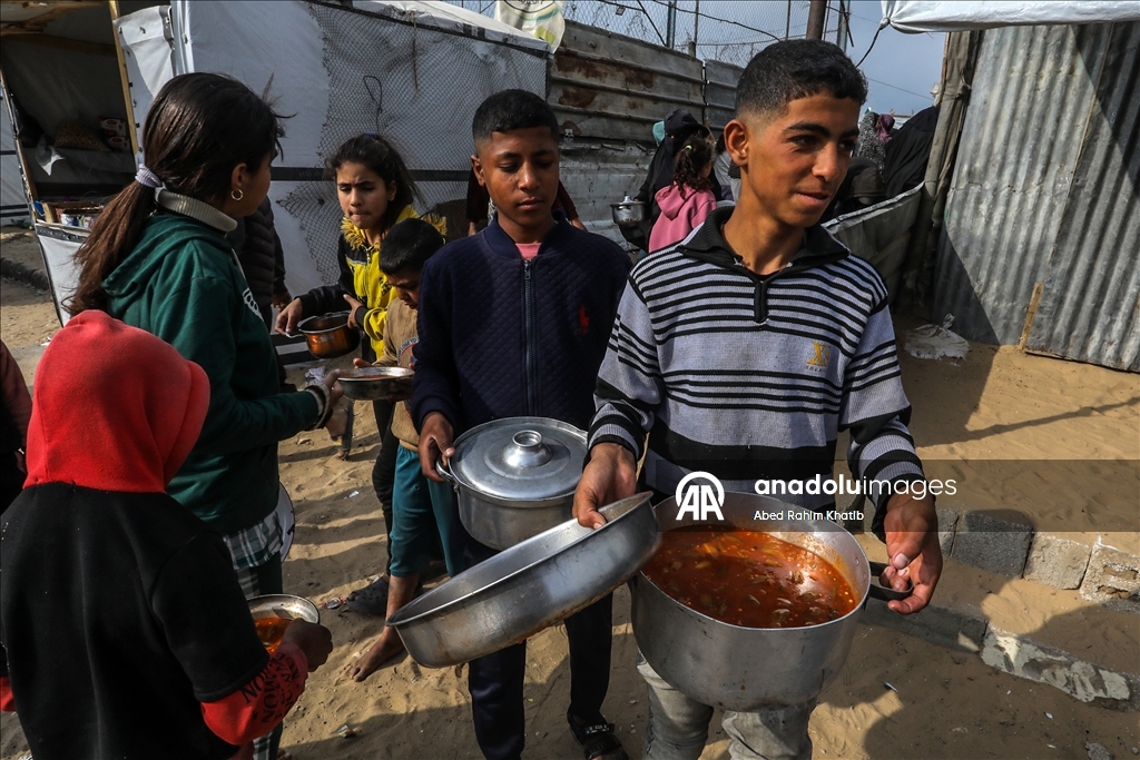 Gazze'de yerinden edilmiş Filistinlilere sıcak yemek dağıtıldı