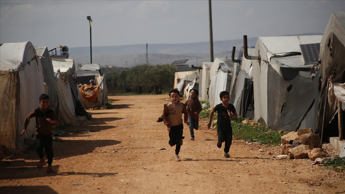 İdlib'de çadırlarda yaşayan Suriyeliler, Ramazan Bayramı'nı zor şartlar ve imkansızlıklar içinde karşılıyor