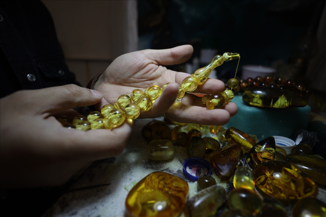 بإبرة وصبر.. فنان ينحت معالم تركيا داخل حبّات السبّحة