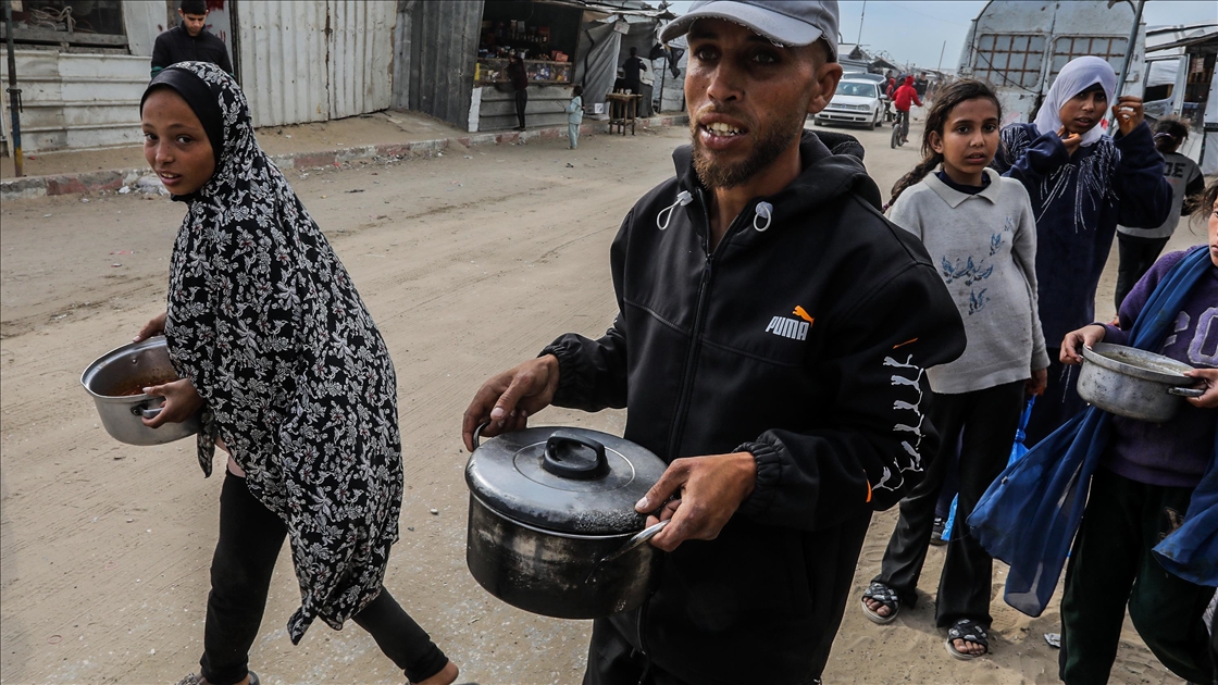 Gazze'de yerinden edilmiş Filistinlilere sıcak yemek dağıtıldı