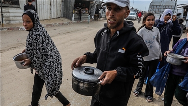 Gazze'de yerinden edilmiş Filistinlilere sıcak yemek dağıtıldı