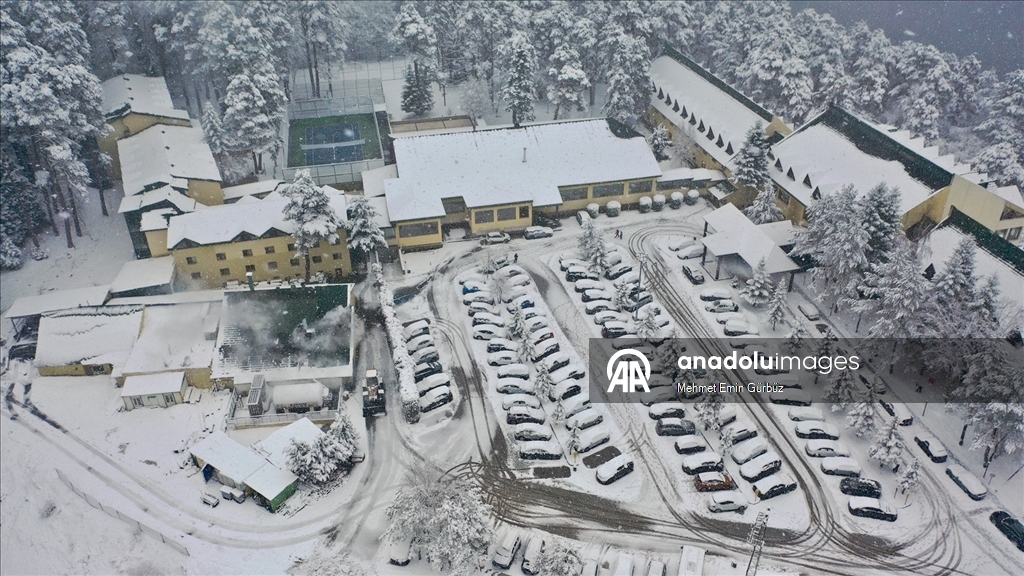 Abant ve Gölcük'te martta yağan kar tatilcileri sevindirdi