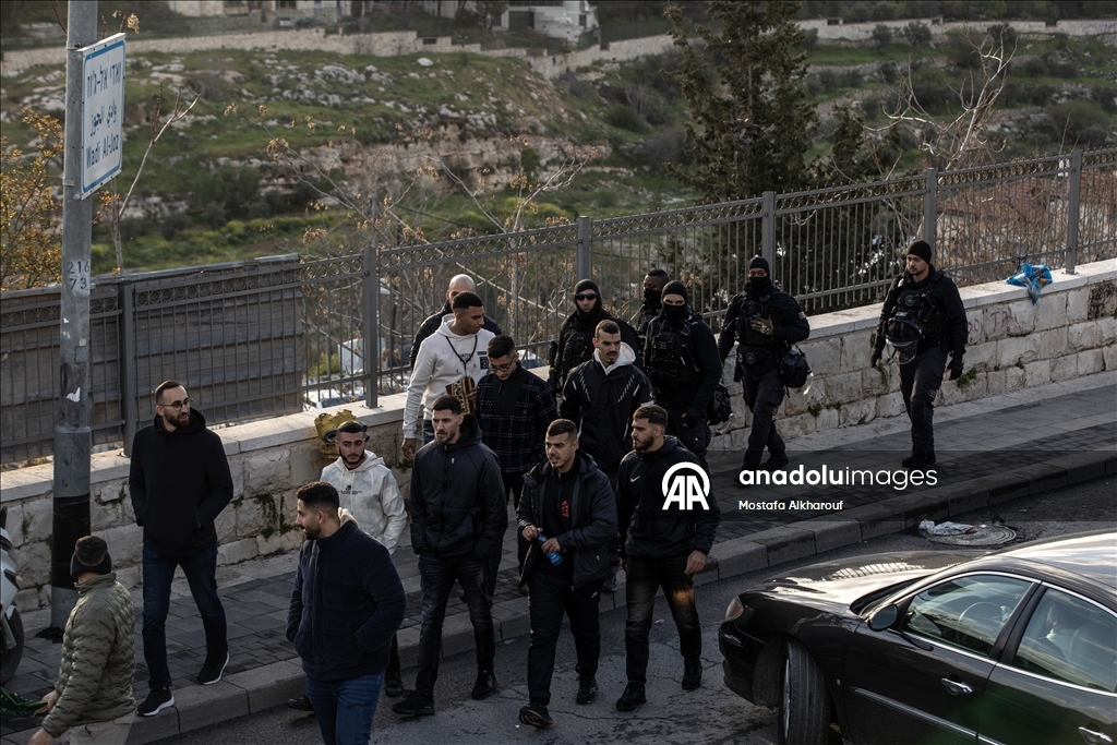 Палестинцы совершили праздничную молитву вокруг мечети Аль-Акса, закрытой из-за ограничений Израиля