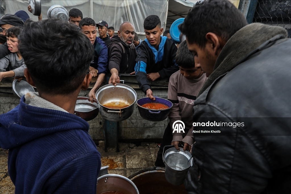 Палестинцам в Газе раздают горячую пищу 3