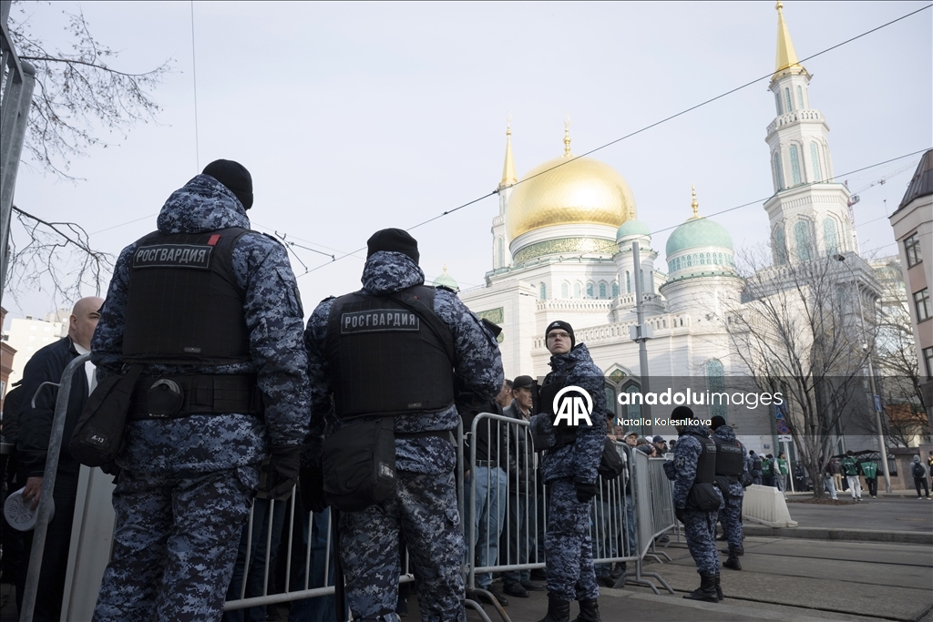 Мусульмане в России совершили праздничную молитву в мечетях