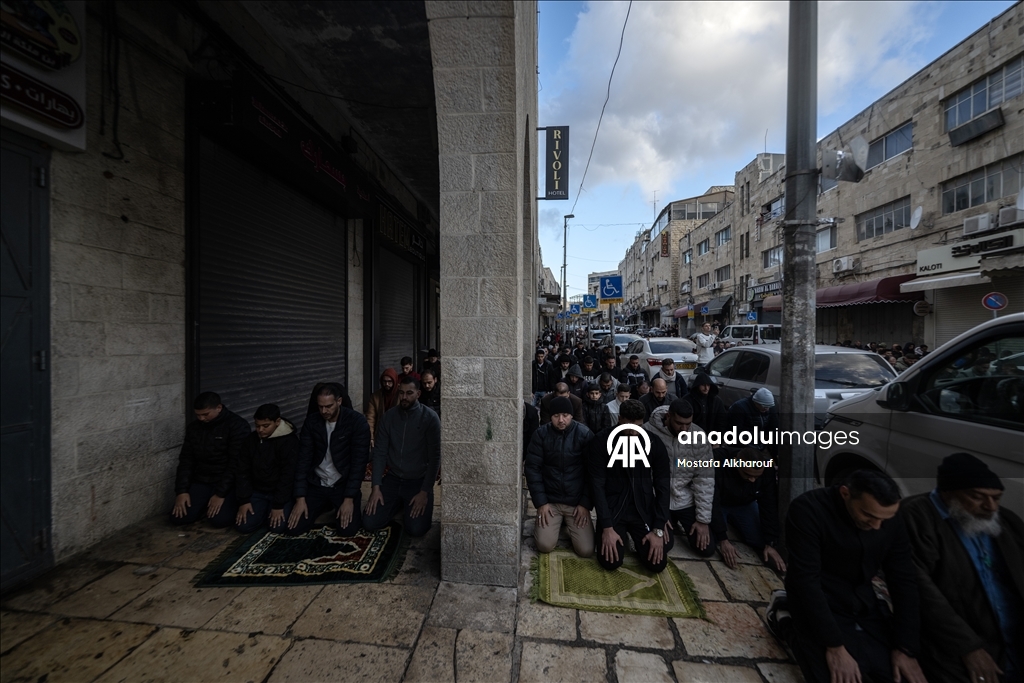 Палестинцы совершили праздничную молитву вокруг мечети Аль-Акса, закрытой из-за ограничений Израиля