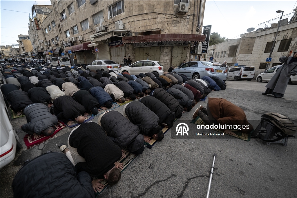 Палестинцы совершили праздничную молитву вокруг мечети Аль-Акса, закрытой из-за ограничений Израиля