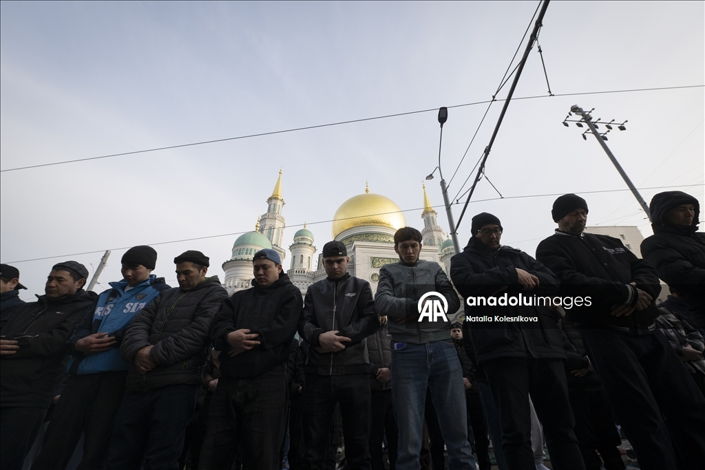 Мусульмане в России совершили праздничную молитву в мечетях