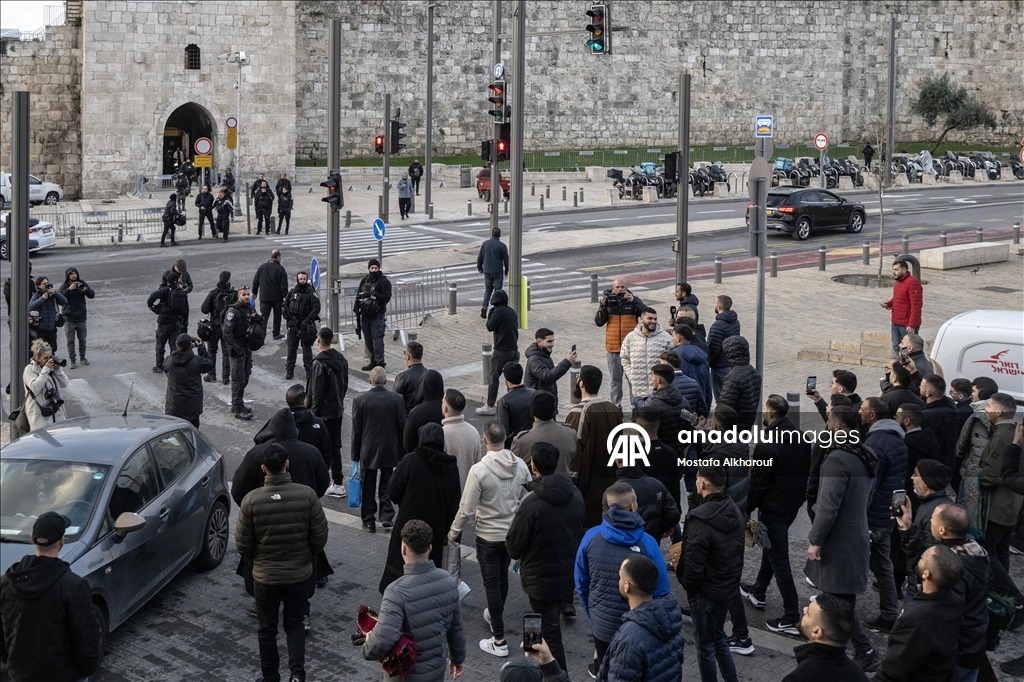 Палестинцы совершили праздничную молитву вокруг мечети Аль-Акса, закрытой из-за ограничений Израиля