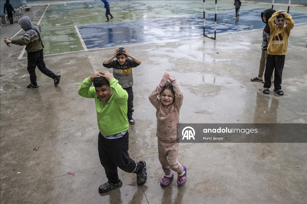 İsrail'in saldırıları ve işgali nedeniyle zorla yerinden edilen Lübnanlılar