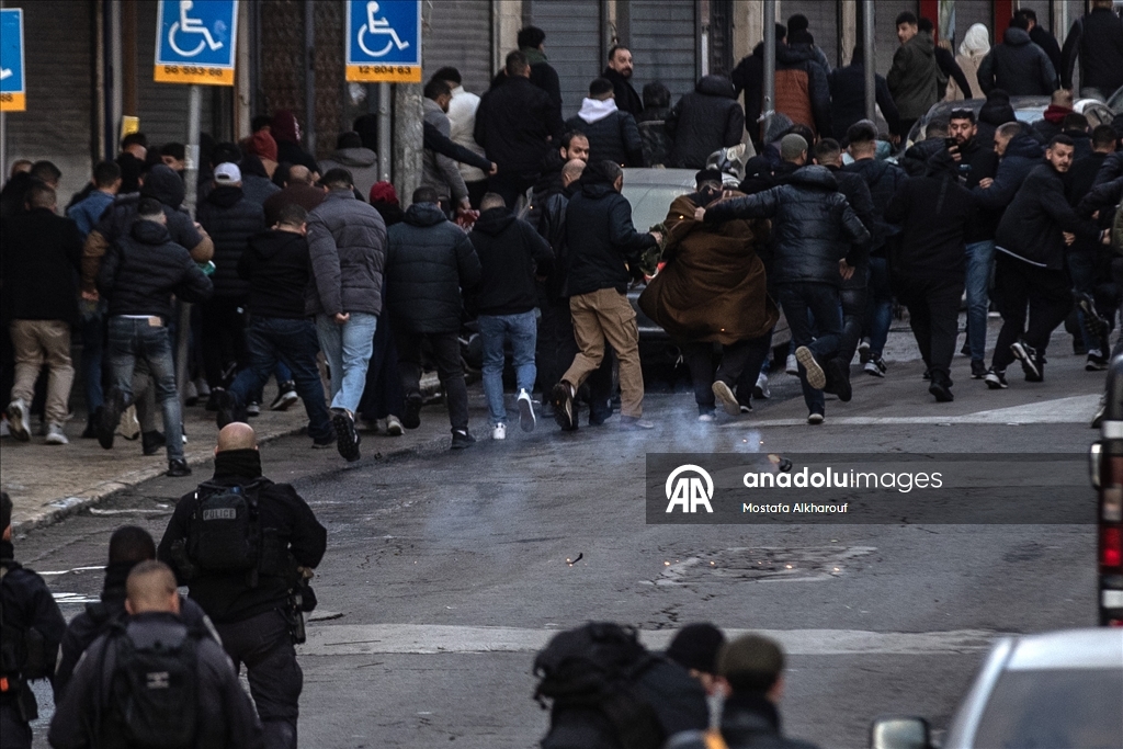Палестинцы совершили праздничную молитву вокруг мечети Аль-Акса, закрытой из-за ограничений Израиля