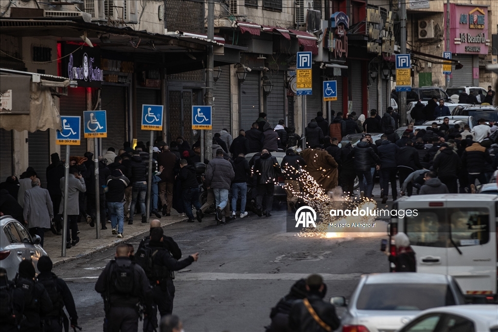 Палестинцы совершили праздничную молитву вокруг мечети Аль-Акса, закрытой из-за ограничений Израиля