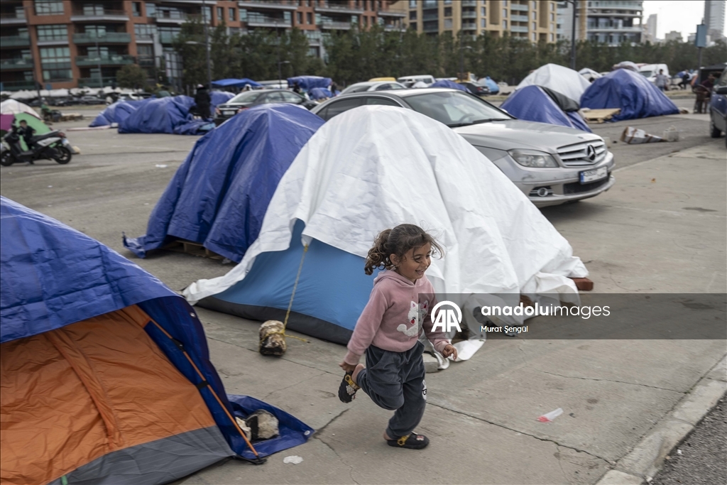 İsrail'in saldırıları ve işgali nedeniyle zorla yerinden edilen Lübnanlılar