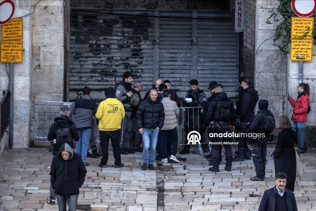 Палестинцы совершили праздничную молитву вокруг мечети Аль-Акса, закрытой из-за ограничений Израиля