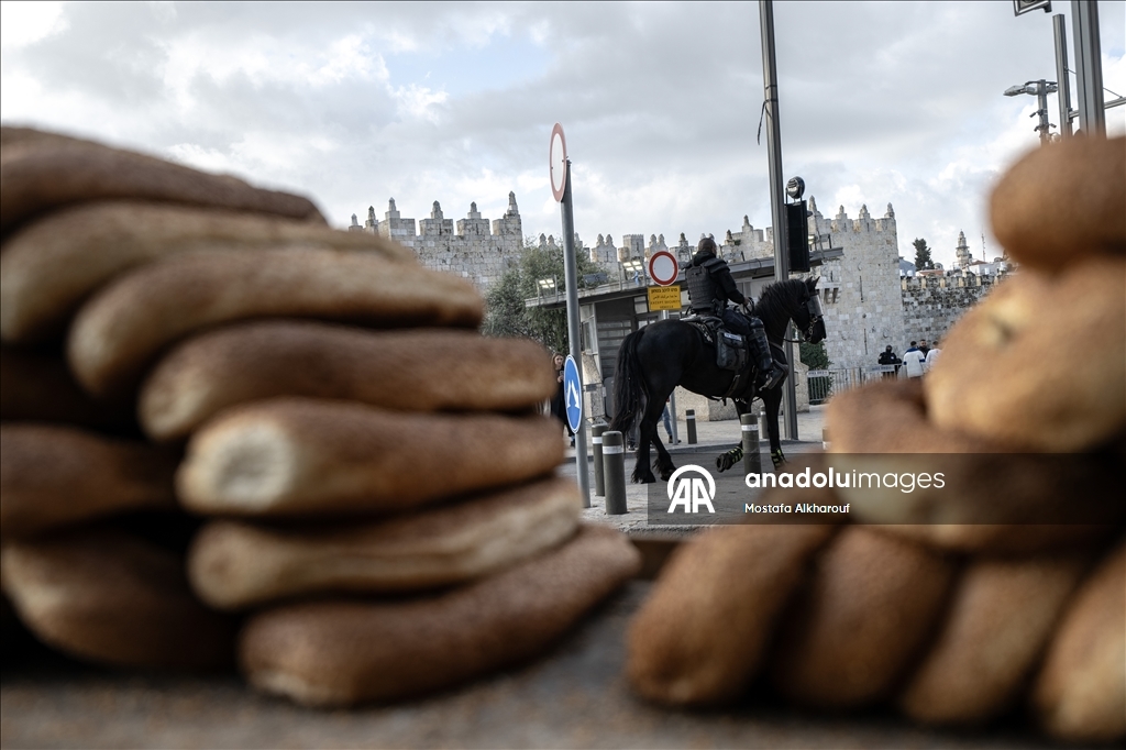 Палестинцы совершили праздничную молитву вокруг мечети Аль-Акса, закрытой из-за ограничений Израиля