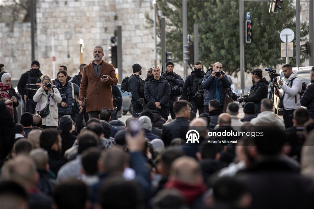 Палестинцы совершили праздничную молитву вокруг мечети Аль-Акса, закрытой из-за ограничений Израиля