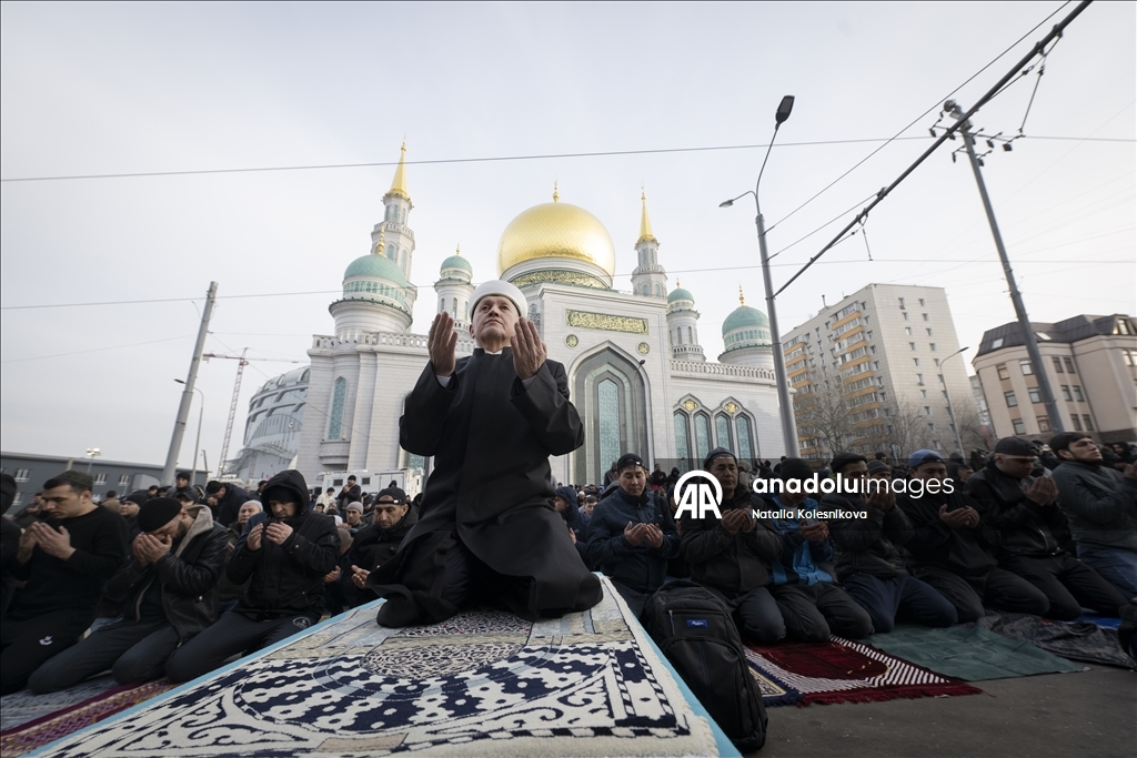 Мусульмане в России совершили праздничную молитву в мечетях