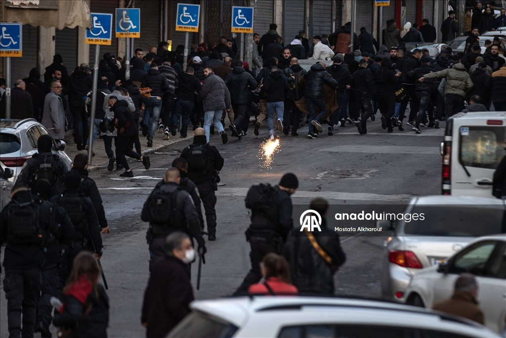 Палестинцы совершили праздничную молитву вокруг мечети Аль-Акса, закрытой из-за ограничений Израиля