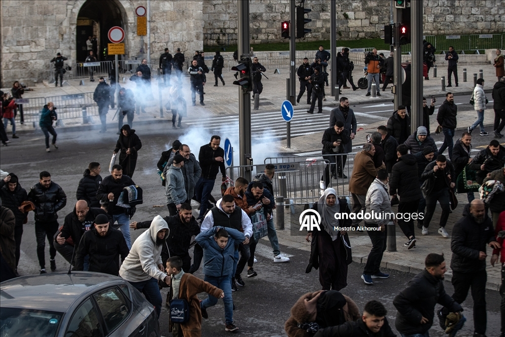 Палестинцы совершили праздничную молитву вокруг мечети Аль-Акса, закрытой из-за ограничений Израиля