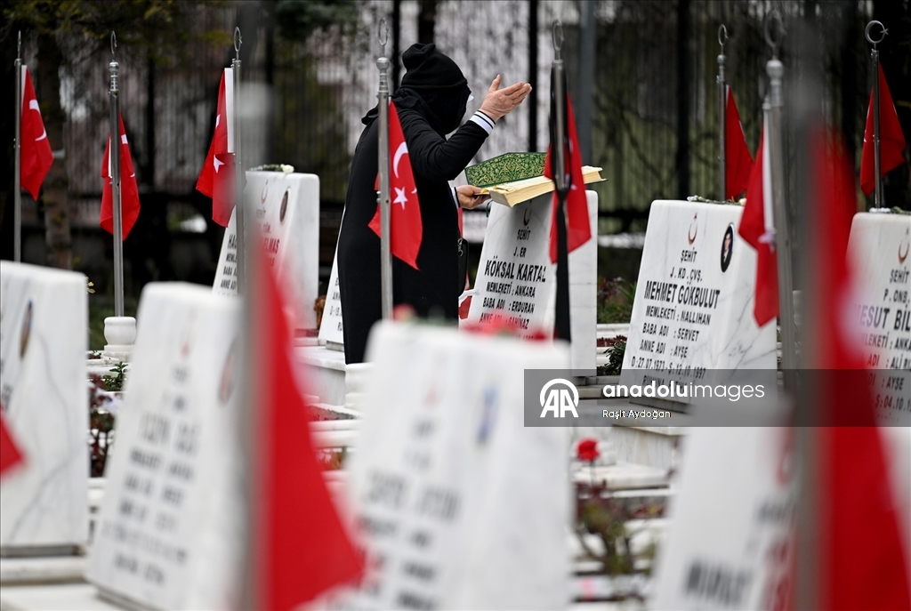 Şehitliklerde bayram ziyareti