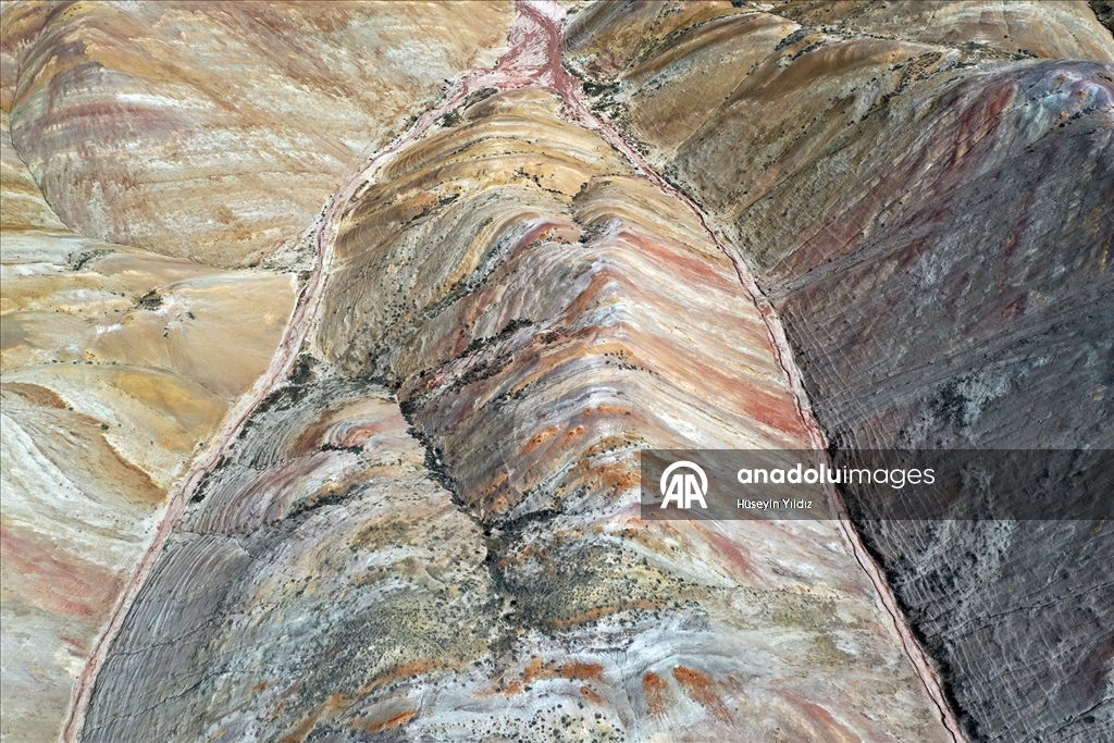 Iğdır'daki Gökkuşağı Tepeleri'nde ilkbahar güzelliği