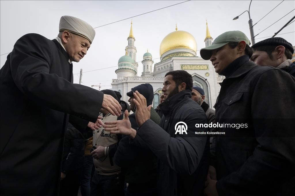 Мусульмане в России совершили праздничную молитву в мечетях