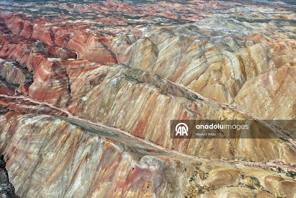 Iğdır'daki Gökkuşağı Tepeleri'nde ilkbahar güzelliği