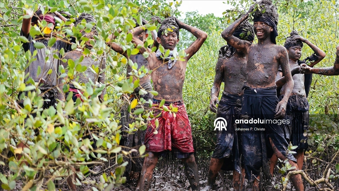 Endonezya'da 'Sessizlik Günü' kapsamında çamur banyosu yapıldı