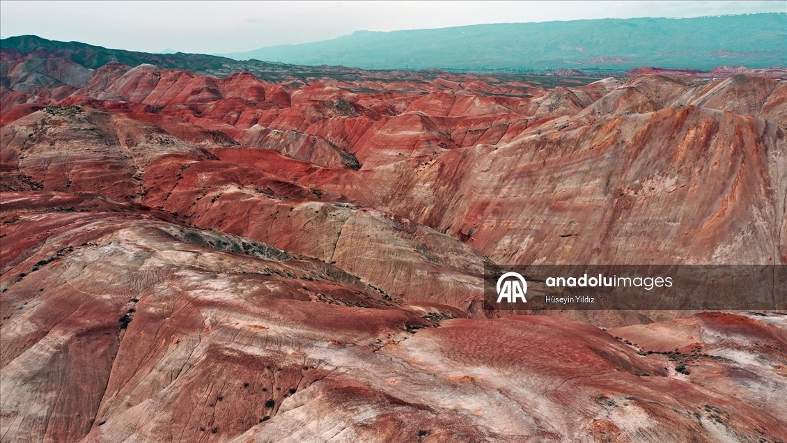 Iğdır'daki Gökkuşağı Tepeleri'nde ilkbahar güzelliği