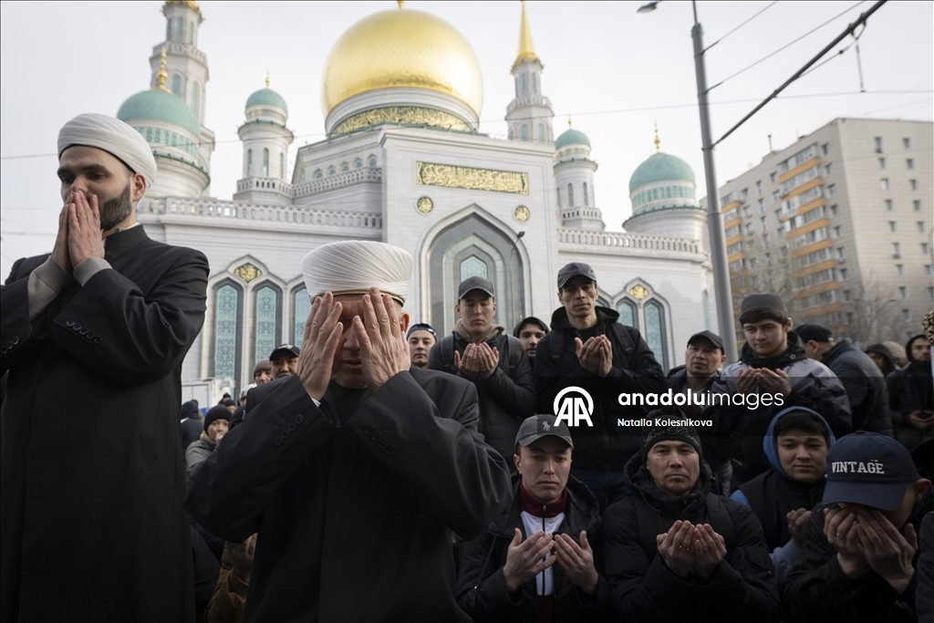Мусульмане в России совершили праздничную молитву в мечетях