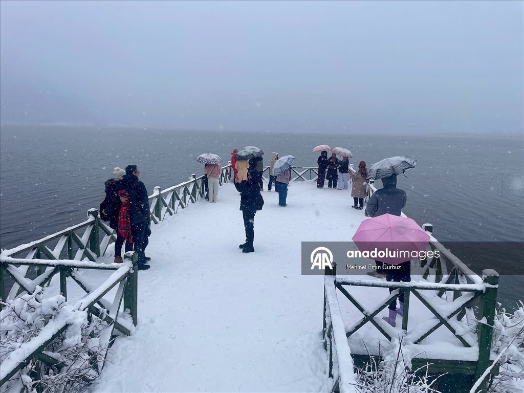 Abant ve Gölcük'te martta yağan kar tatilcileri sevindirdi