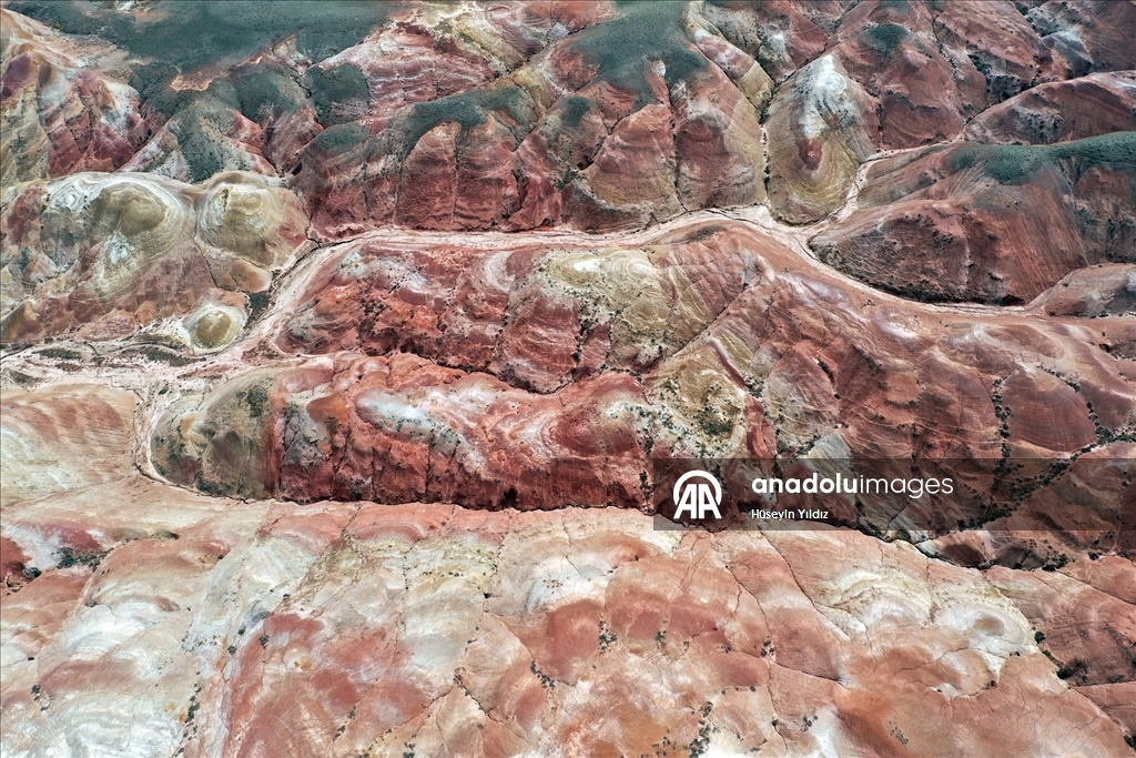 Iğdır'daki Gökkuşağı Tepeleri'nde ilkbahar güzelliği