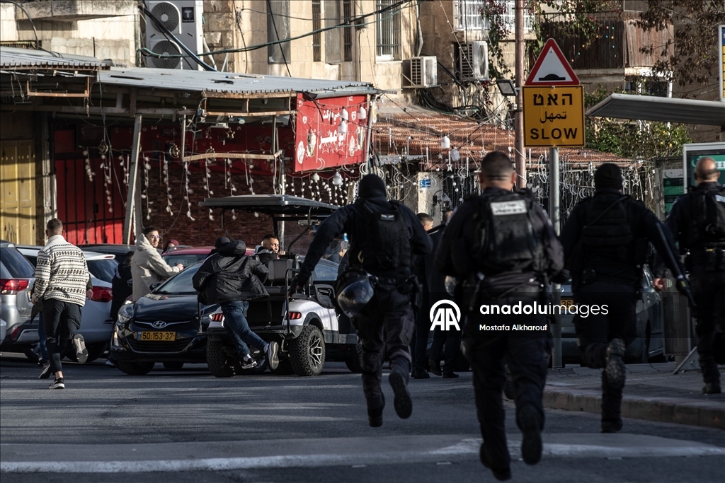 Палестинцы совершили праздничную молитву вокруг мечети Аль-Акса, закрытой из-за ограничений Израиля