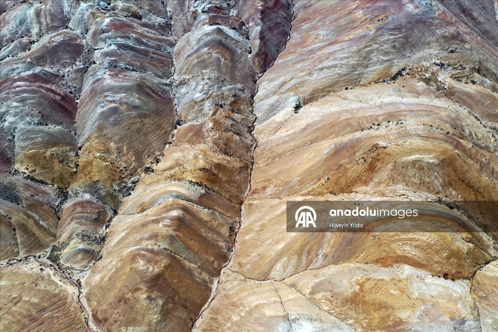 Iğdır'daki Gökkuşağı Tepeleri'nde ilkbahar güzelliği