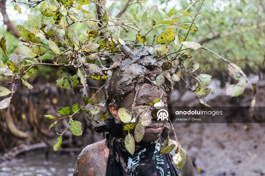 Endonezya'da 'Sessizlik Günü' kapsamında çamur banyosu yapıldı