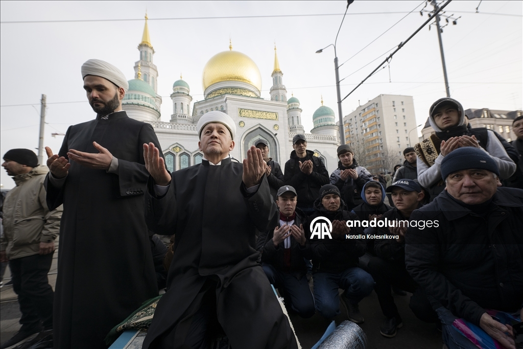 Мусульмане в России совершили праздничную молитву в мечетях