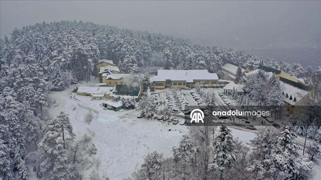 Abant ve Gölcük'te martta yağan kar tatilcileri sevindirdi