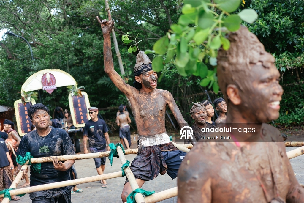 Endonezya'da 'Sessizlik Günü' kapsamında çamur banyosu yapıldı