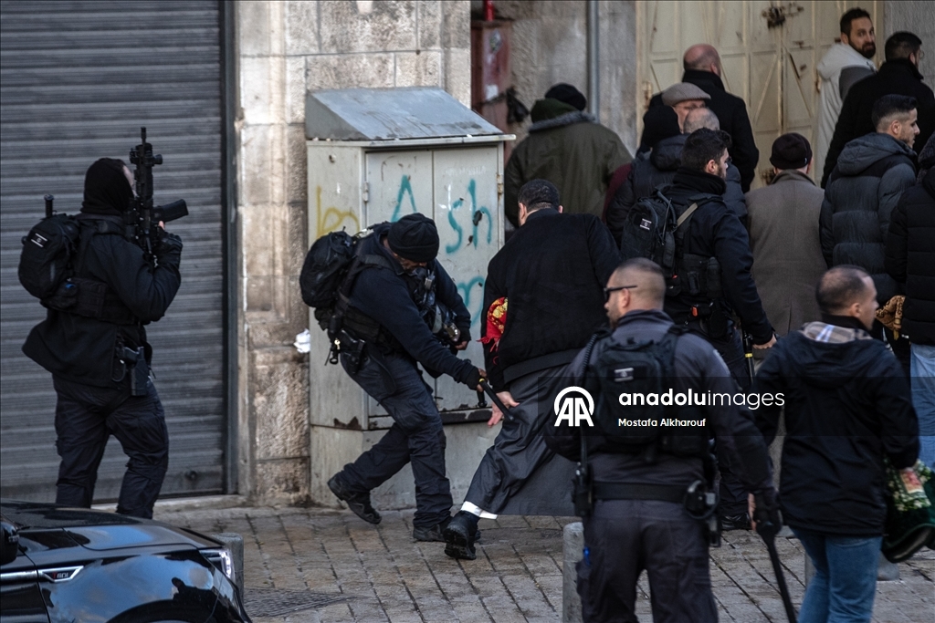 Палестинцы совершили праздничную молитву вокруг мечети Аль-Акса, закрытой из-за ограничений Израиля