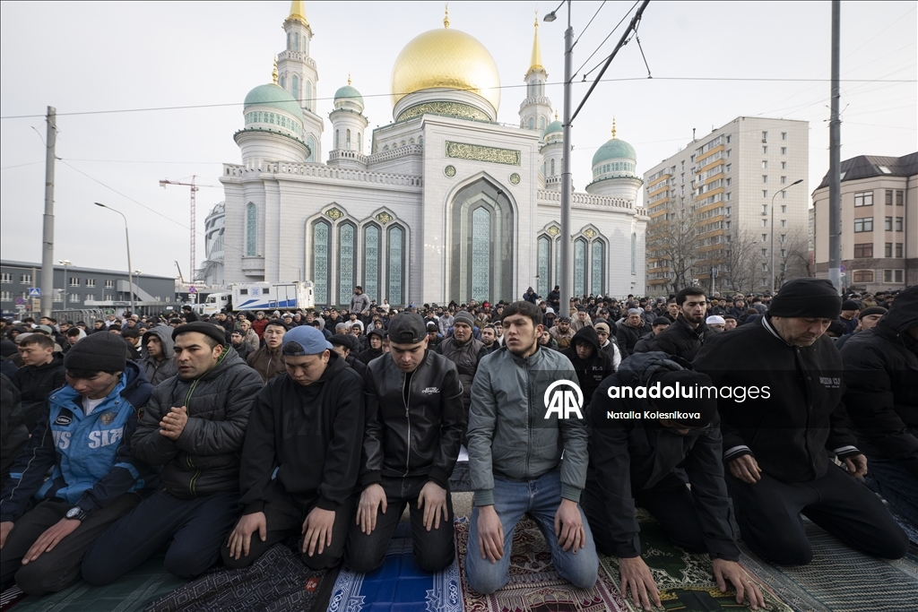 Мусульмане в России совершили праздничную молитву в мечетях