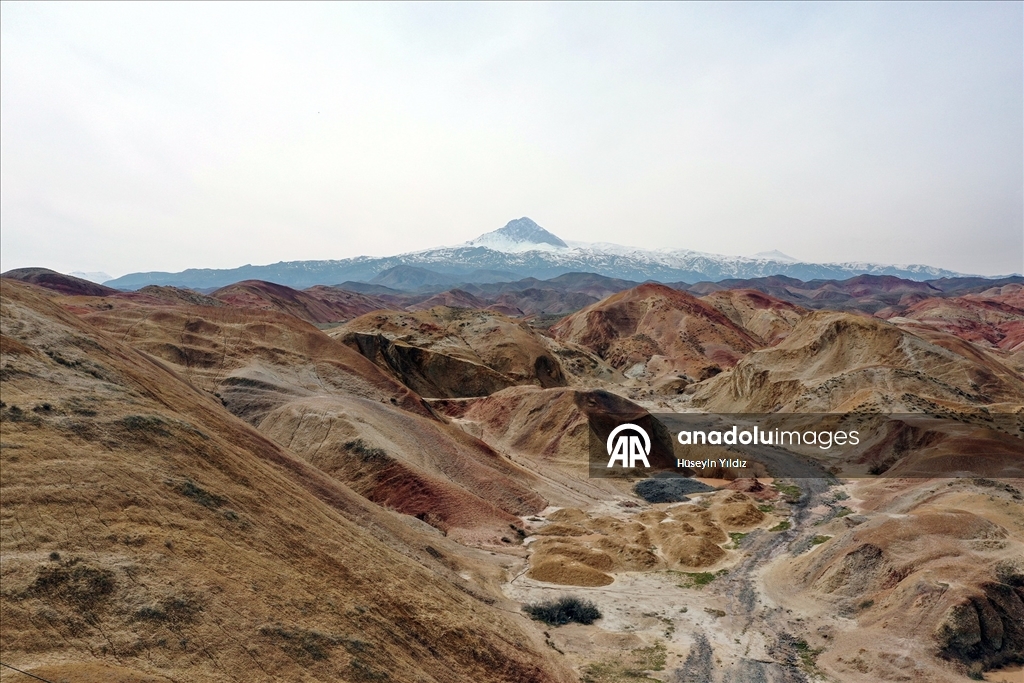 Iğdır'daki Gökkuşağı Tepeleri'nde ilkbahar güzelliği