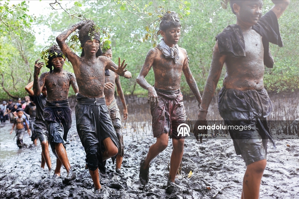 Endonezya'da 'Sessizlik Günü' kapsamında çamur banyosu yapıldı