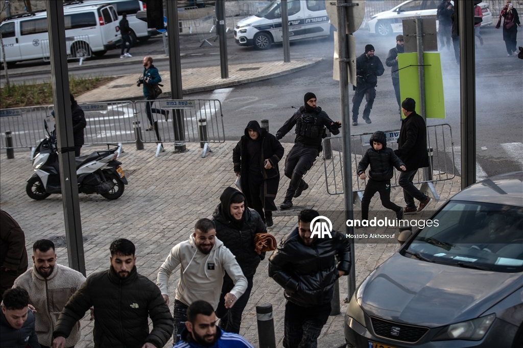 Палестинцы совершили праздничную молитву вокруг мечети Аль-Акса, закрытой из-за ограничений Израиля