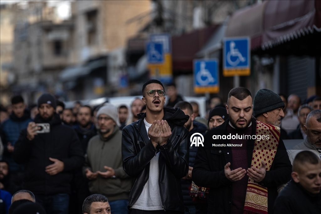 Палестинцы совершили праздничную молитву вокруг мечети Аль-Акса, закрытой из-за ограничений Израиля