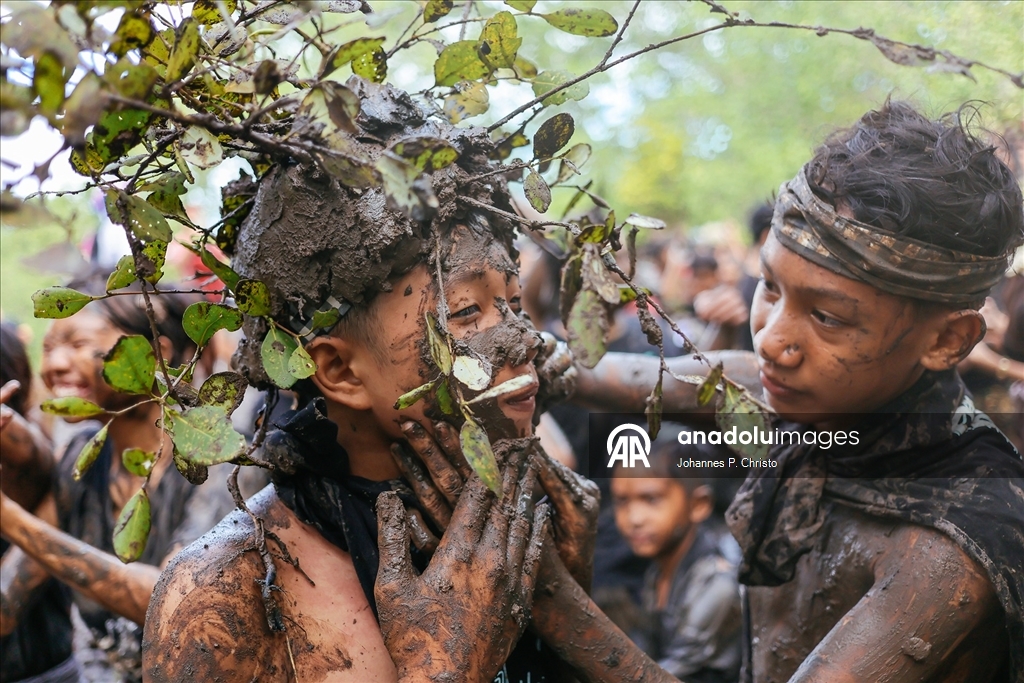 Endonezya'da 'Sessizlik Günü' kapsamında çamur banyosu yapıldı